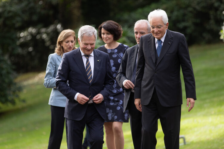 President Sauli Niinistö och Jenni Haukio på promenad i parken på Villa Roseberry tillsammans med president Mattarella och hans dotter Laura Mattarella den 24 oktober 2023. Foto: Matti Porre/Republikens presidents kansli 