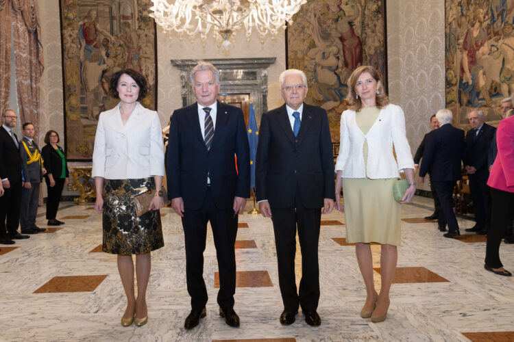 Officiellt foto av republikens president Sauli Niinistö med makan Jenni Haukio och Italiens president Sergio Mattarella med dottern Laura Mattarella den 23 oktober 2023. Foto: Matti Porre/Republikens presidents kansli