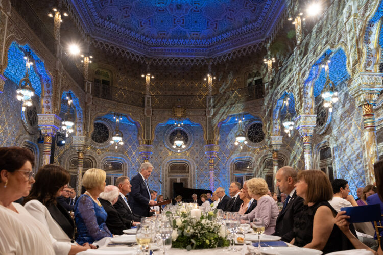 Presidentti Sauli Niinistö osallistui Euroopan presidenttien Arraiolos-ryhmän kokoukseen viimeistä kertaa, jonka vuoksi häntä pyydettiin pitämään puhe Portugalin presidentti Marcelo Rebelo de Sousan isännöimällä juhlapäivällisellä. Kuva: Miguel Figueiredo Lopes/Portugalin presidentin kanslia