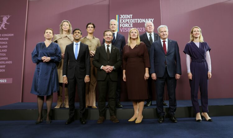 Gruppfoto av deltagarna på toppmötet med JEF-ländernas stats- och regeringschefer i Visby den 13 oktober 2023. Foto: Riikka Hietajärvi/Republikens presidents kansli 