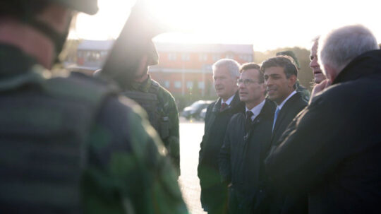 President Niinistö, Sveriges statsminister Ulf Kristersson, som stod värd för mötet, och Storbritanniens premiärminister Rishi Sunak på toppmötet för JEF-ländernas stats- och regeringschefer den 13 oktober 2023. Foto: Riikka Hietajärvi/Republikens presidents kansli 