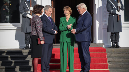 Tysklands förbundspresident Frank-Walter Steinmeier och hans maka Elke Büdenbender tog emot president Sauli Niinistö och doktor Jenni Haukio på officiellt besök till Tyskland i Bonn den 15 november 2023. Foto: Riikka Hietajärvi/Republikens presidents kansli