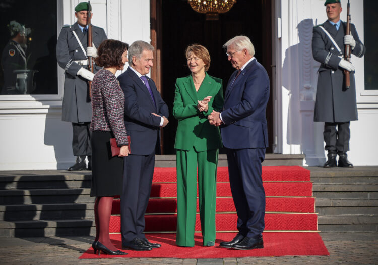 Tysklands förbundspresident Frank-Walter Steinmeier och hans maka Elke Büdenbender tog emot president Sauli Niinistö och doktor Jenni Haukio på officiellt besök till Tyskland i Bonn den 15 november 2023. Foto: Riikka Hietajärvi/Republikens presidents kansli