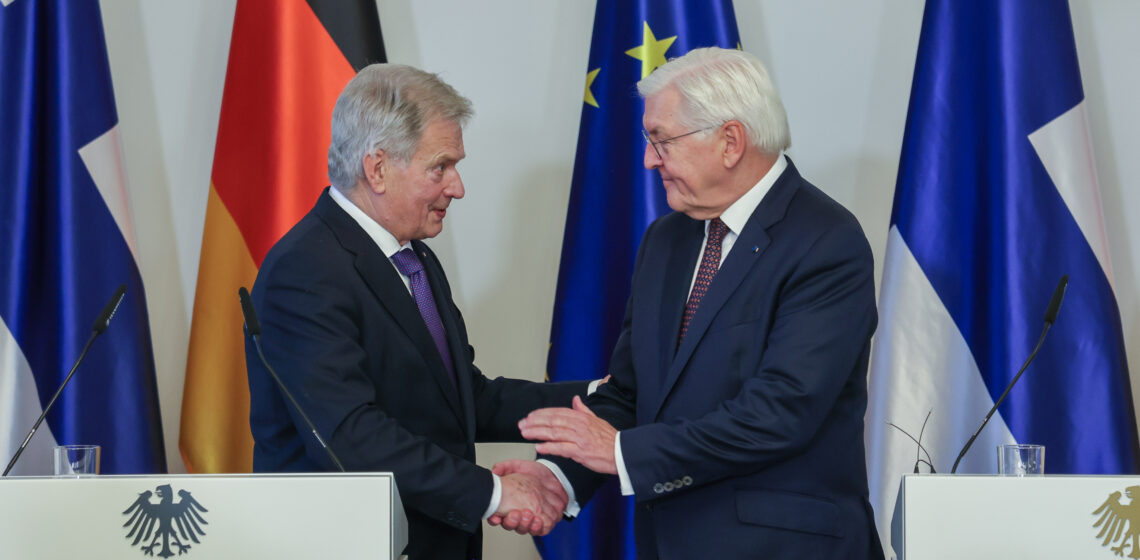 The Presidents shaking hands after the joint press conference. Photo: Riikka Hietajärvi/Office of the President of the Republic of Finland