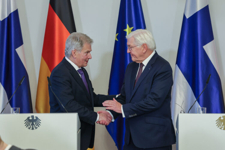 The Presidents shaking hands after the joint press conference. Photo: Riikka Hietajärvi/Office of the President of the Republic of Finland