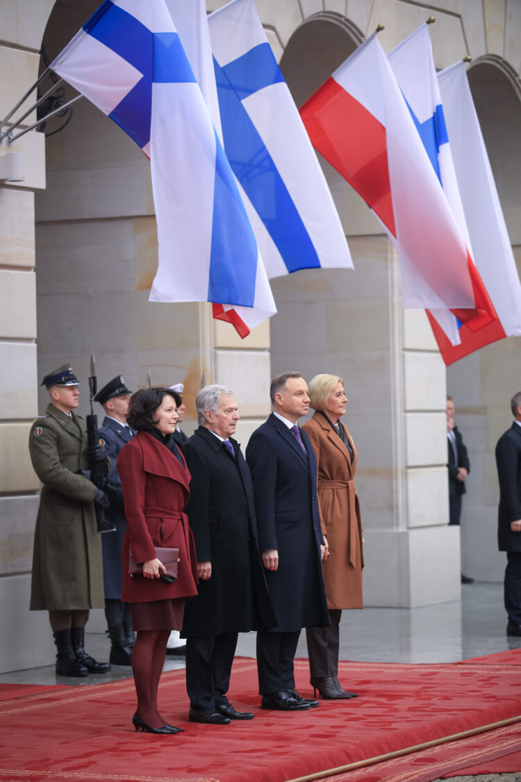 Puolan presidentti Andrzej Duda ja hänen puolisonsa Agata Kornhauser-Duda vastaanottivat presidentti Sauli Niinistön ja tohtori Jenni Haukion viralliselle vierailulle Puolaan. Kuva: Matti Porre/Tasavallan presidentin kanslia