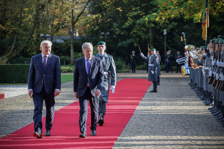 President Niinistö inspects the Guard of Honour accompanied by Federal President Steinmeier. Photo: Riikka Hietajärvi/Office of the President of the Republic of Finland