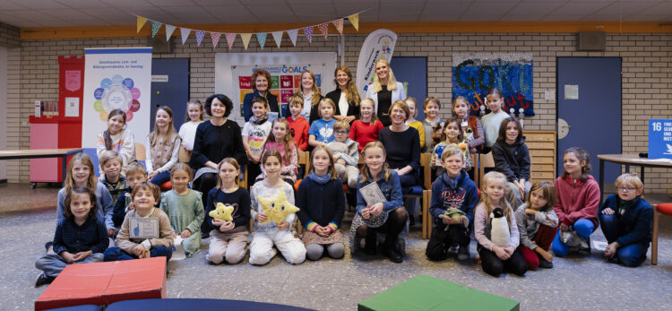 Gruppfoto med Jenni Haukio, Elke Büdenbender och elever i en lokal Unicef-lågstadieskola den 16 november 2023. Foto: Bundesregierung/Ute Grabowsky.