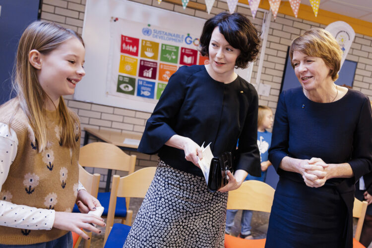 Jenni Haukio besökte tillsammans med Elke Büdenbender en lokal Unicef-lågstadieskola med fokus på barnens rättigheter. Foto: Bundesregierung/Ute Grabowsky
