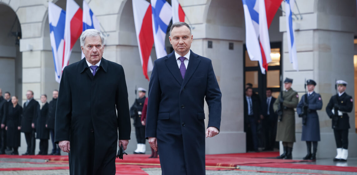 Presidentti Niinistö tarkastaa kunniakomppanian yhdessä presidentti Dudan kanssa presidentinlinnan pihalla Varsovassa. Kuva: Matti Porre/Tasavallan presidentin kanslia
