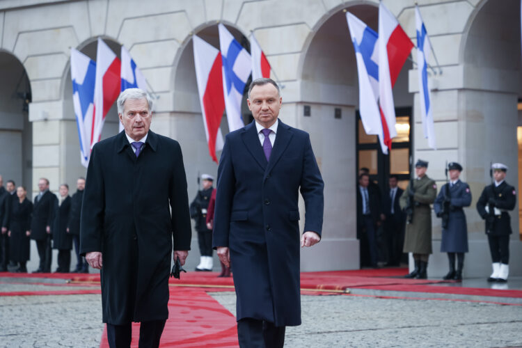 Presidentti Niinistö tarkastaa kunniakomppanian yhdessä presidentti Dudan kanssa presidentinlinnan pihalla Varsovassa. Kuva: Matti Porre/Tasavallan presidentin kanslia
