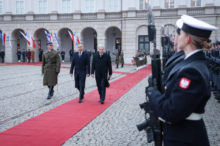 President Niinistö inspects the Guard of Honour accompanied by President Duda in the courtyard of the Presidential Palace in Warsaw. Photo: Matti Porre/Office of the President of the Republic of Finland
