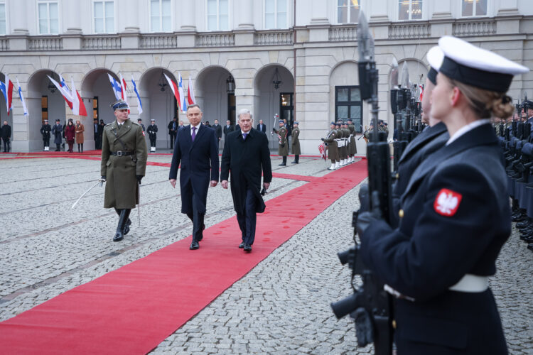 President Niinistö inspekterar hederskompaniet åtföljd av president Duda på innergården av Presidentpalatset i Warszawa. Foto: Matti Porre/Republikens presidents kansli