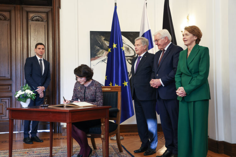 Signering av gästboken. Foto: Riikka Hietajärvi/Republikens presidents kansli