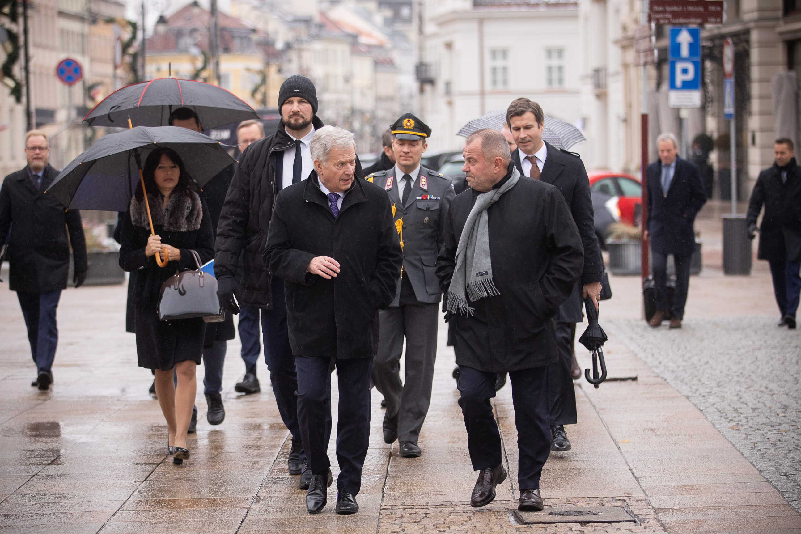 Rektor för universitetet i Warszawa, professor Alojzy Z. Nowak och president Sauli Niinistö promenerade till en debatt med universitetsstuderande den 21 november 2023. Foto: Matti Porre/Republikens presidents kansli