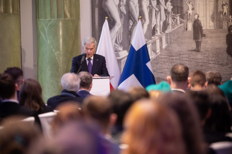 Den 21 november 2023 deltog president Niinistö i en diskussion med studerande vid Warszawas universitet om säkerhet i Europa och dess grannskap. Foto: Matti Porre/Republikens presidents kansli