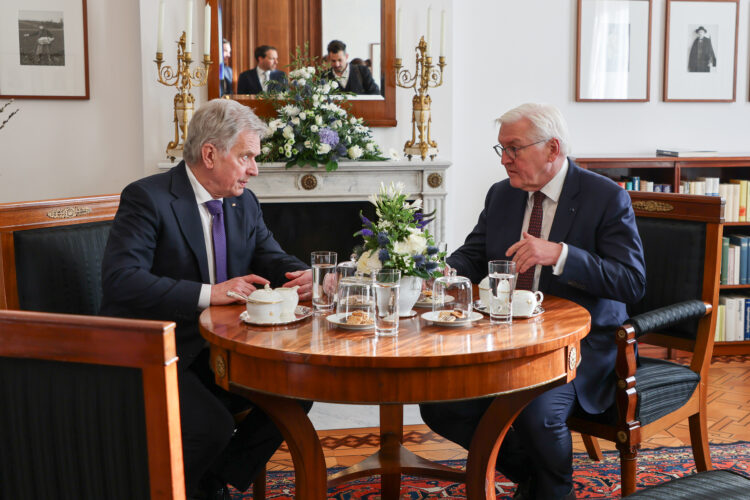 Enskilt samtal mellan president Sauli Niinistö och Tysklands förbundspresident Frank-Walter Steinmeier. Foto: Riikka Hietajärvi/Republikens presidents kansli