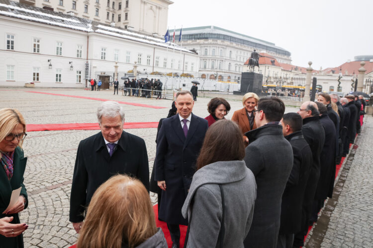 Delegaatioiden tervehtiminen. Kuva: Matti Porre/Tasavallan presidentin kanslia
