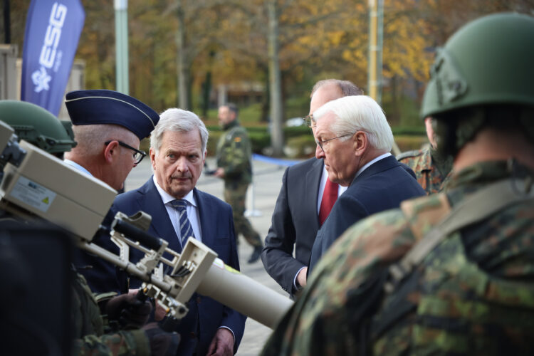 Vierailun toisena päivänä presidentti Niinistö ja liittopresidentti Steinmeier tutustuivat Saksan puolustusministeriössä moderneihin puolustusteknologioihin. Kuva: Riikka Hietajärvi/Tasavallan presidentin kanslia