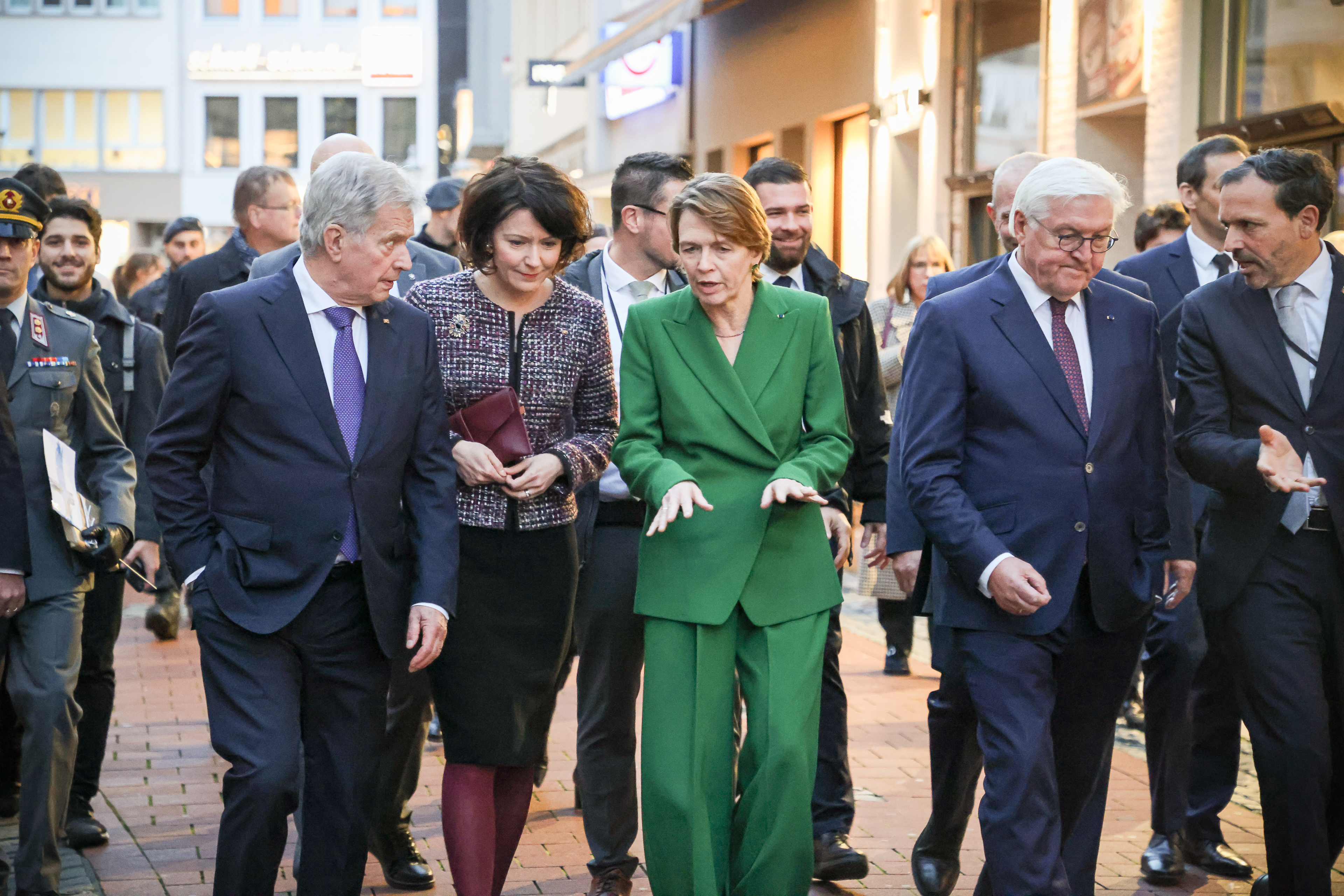 A walk in the old town of Bonn. Photo: Riikka Hietajärvi/Office of the President of the Republic of Finland