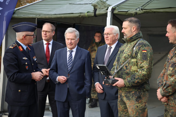 Vierailun toisena päivänä presidentti Niinistö ja liittopresidentti Steinmeier tutustuivat Saksan puolustusministeriössä moderneihin puolustusteknologioihin. Kuva: Riikka Hietajärvi/Tasavallan presidentin kanslia