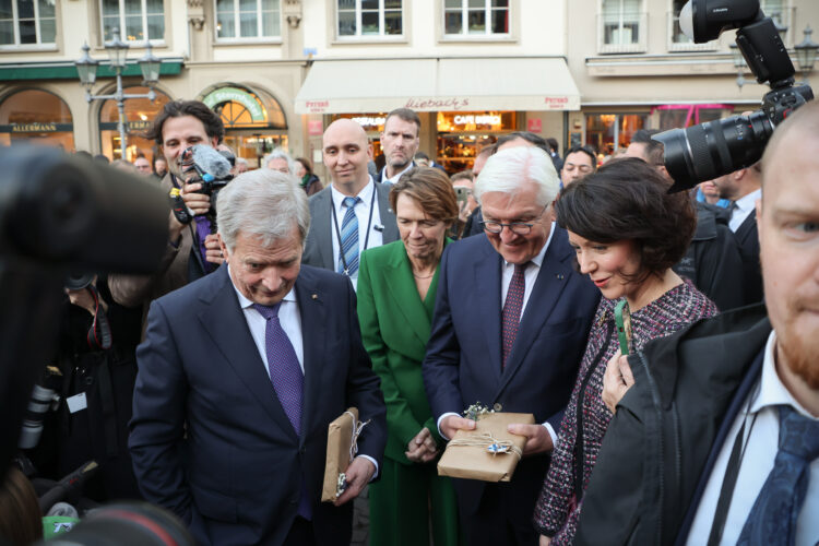 In the old town of Bonn the presidential couple met children from the Finnish School. Photo: Riikka Hietajärvi/Office of the President of the Republic of Finland