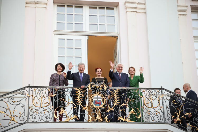 Waves from the steps of the Old Town Hall in Bonn. Photo: Riikka Hietajärvi/Office of the President of the Republic of Finland