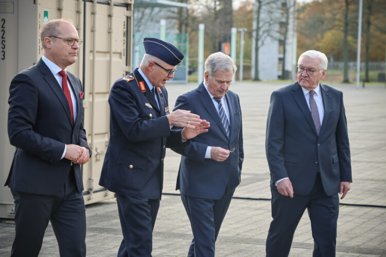 Vierailun toisena päivänä presidentti Niinistö ja liittopresidentti Steinmeier tutustuivat Saksan puolustusministeriössä moderneihin puolustusteknologioihin. Kuva: Riikka Hietajärvi/Tasavallan presidentin kanslia