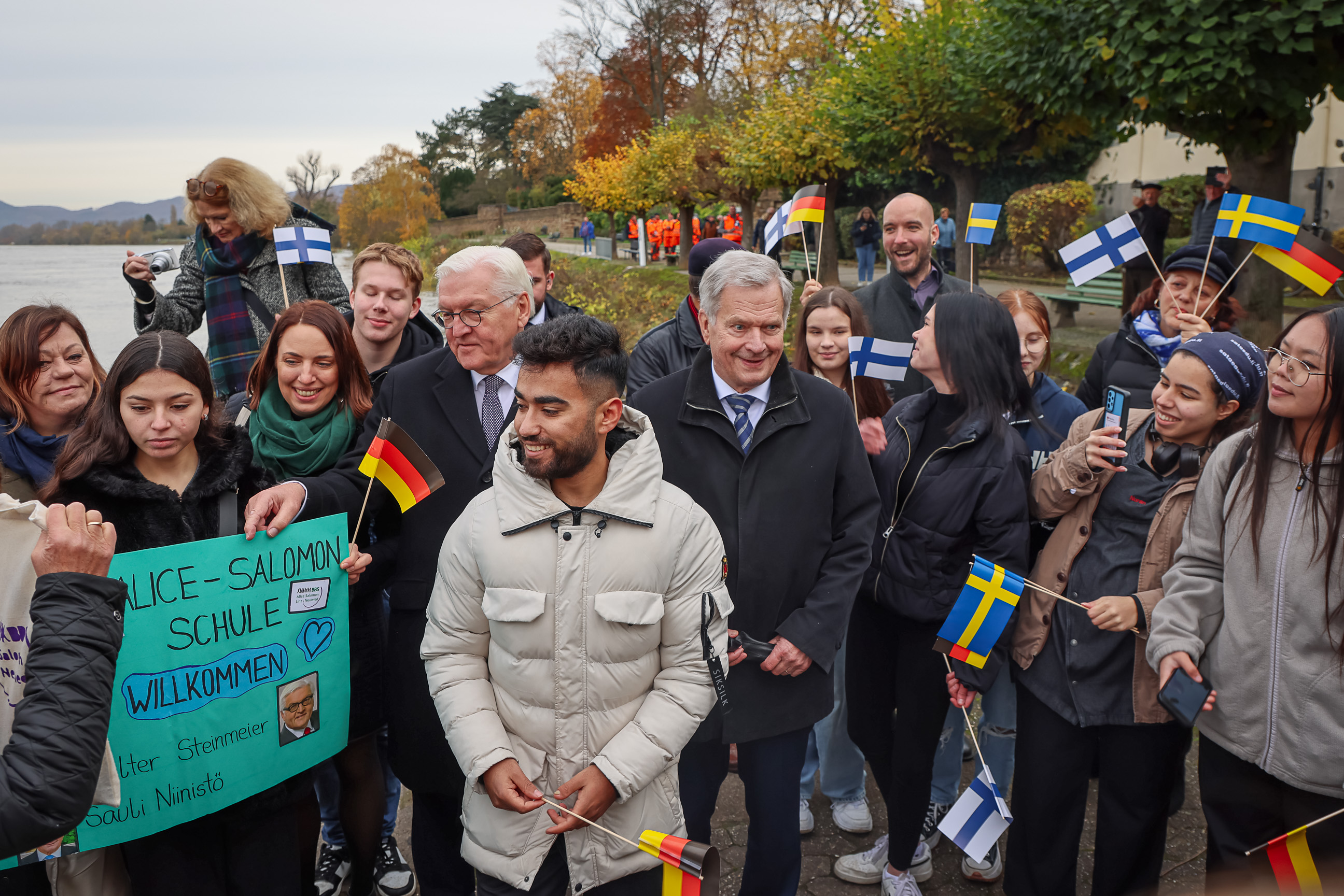 Invånarna i staden Unkel hälsade presidenterna välkomna. Foto: Riikka Hietajärvi/Republikens presidents kansli