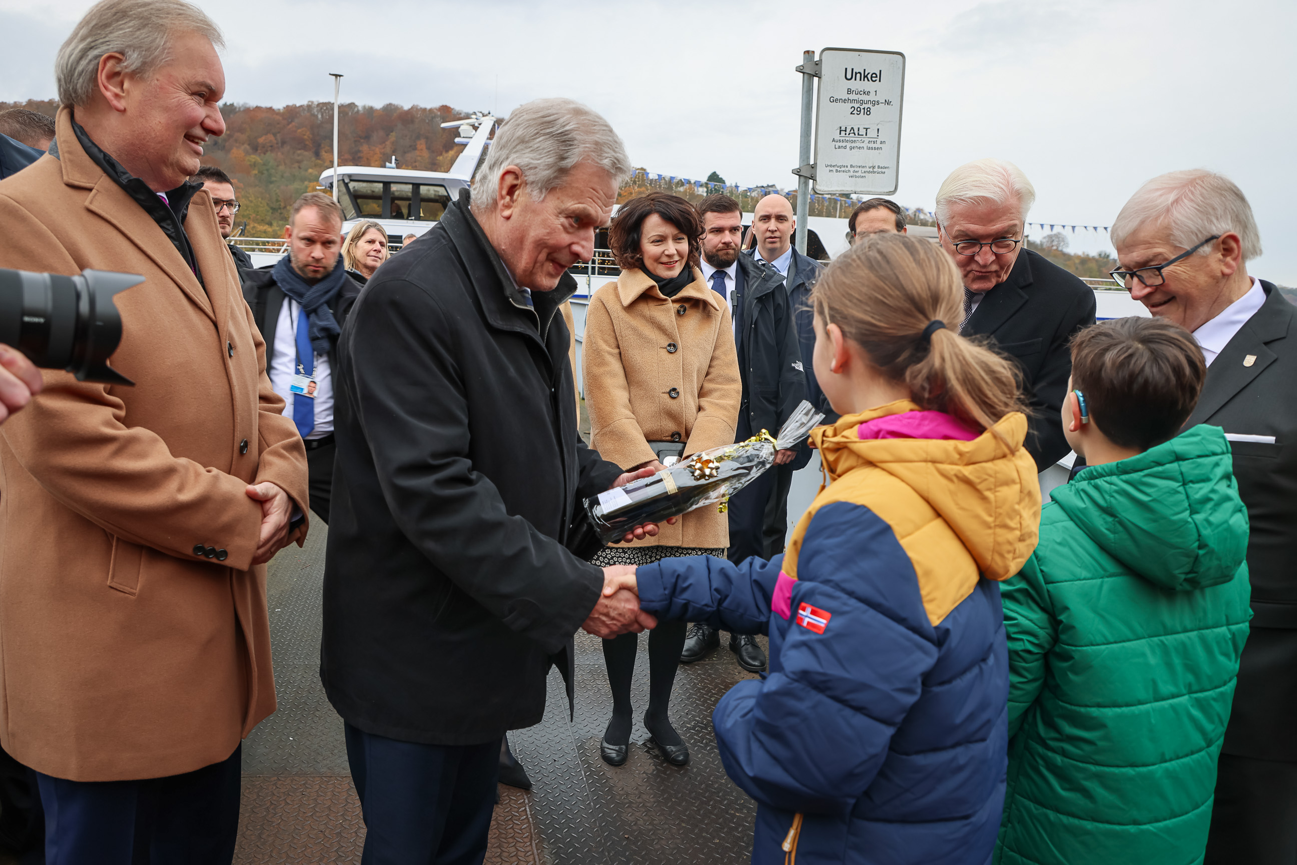 Som avslutning på besöket gjorde presidenterna och deras makar en rundtur till fots i den gamla staden i Unkel. Foto: Riikka Hietajärvi/Republikens presidents kansli