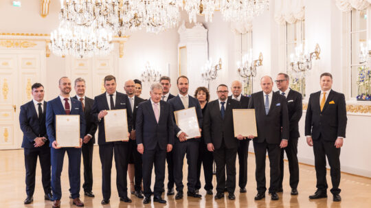 Representatives of Neural DSP, Kuusakoski Group, AGCO Corporation and EnergyVaasa photographed with the President of the Republic of Finland. Photo: Roni Hemilä/Office of the President of the Republic of Finland