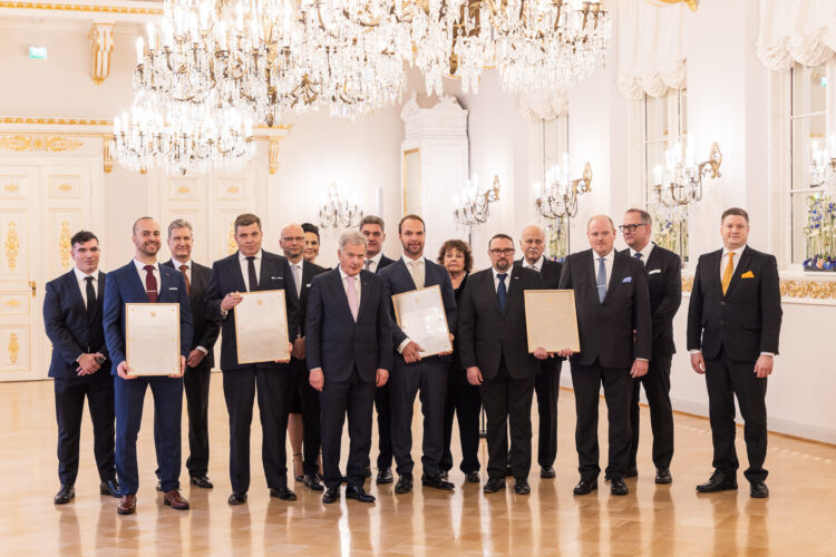 Representatives of Neural DSP, Kuusakoski Group, AGCO Corporation and EnergyVaasa photographed with the President of the Republic of Finland. Photo: Roni Hemilä/Office of the President of the Republic of Finland