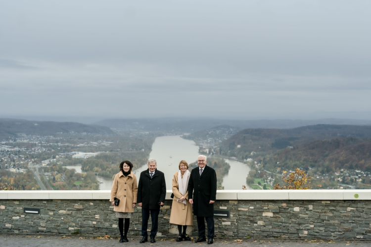 Yhteiskuva presidenttipareista Drachenfels-kukkulan huipulla. Kuva: Bundesregierung/Denzel
