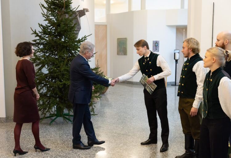 Metsäylioppilaat toivat presidenttiparille joulukuusen. He ovat harjoittaneet kuusivälitystä pääkaupunkiseudulla vuodesta 1909 lähtien. Kuva: Matti Porre/Tasavallan presidentin kanslia
