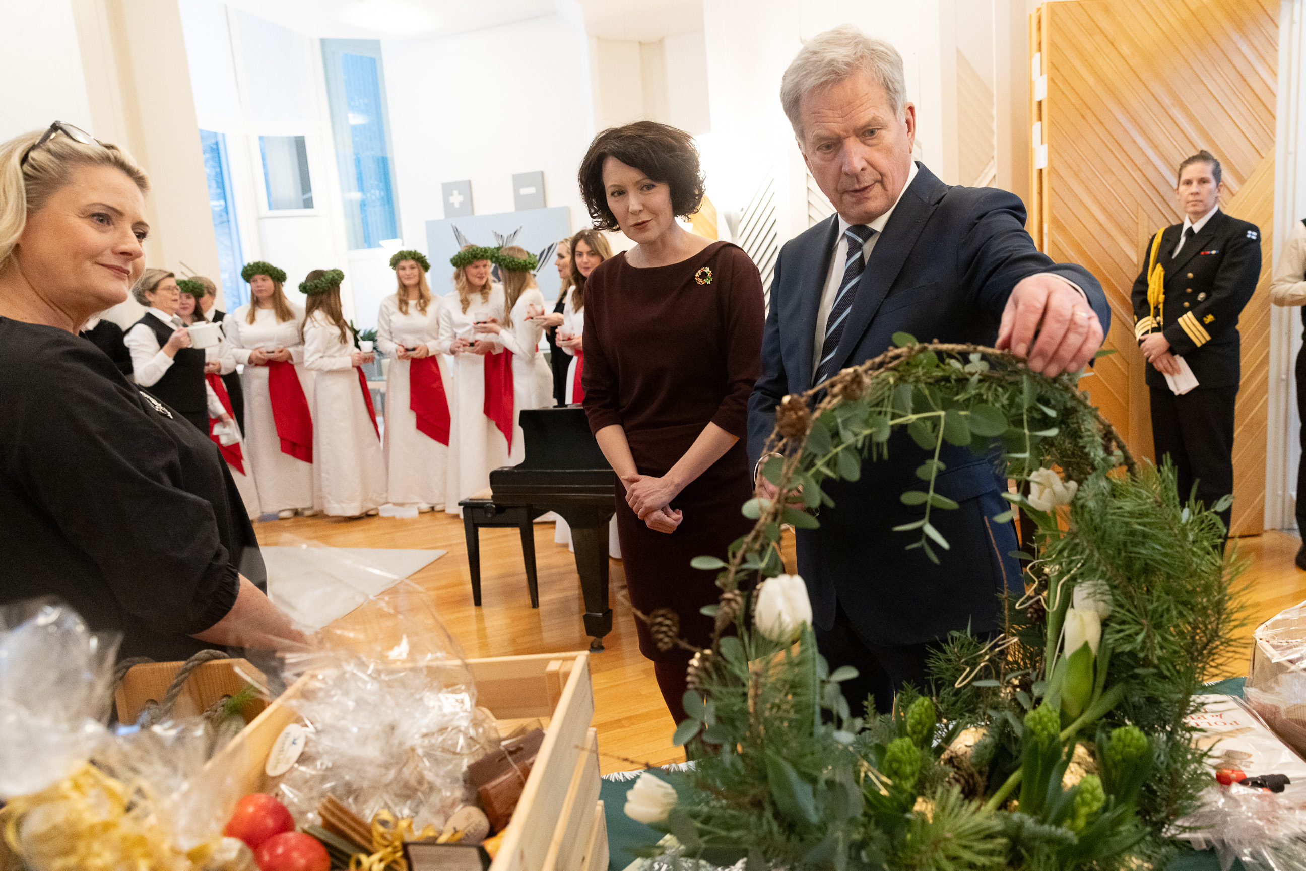 Representanter för Finlands Blomsterhandlarförbund och dess Helsingforsdistrikt överräckte presidentparet en blomsterhälsning. Foto: Matti Porre/Republikens presidents kansli