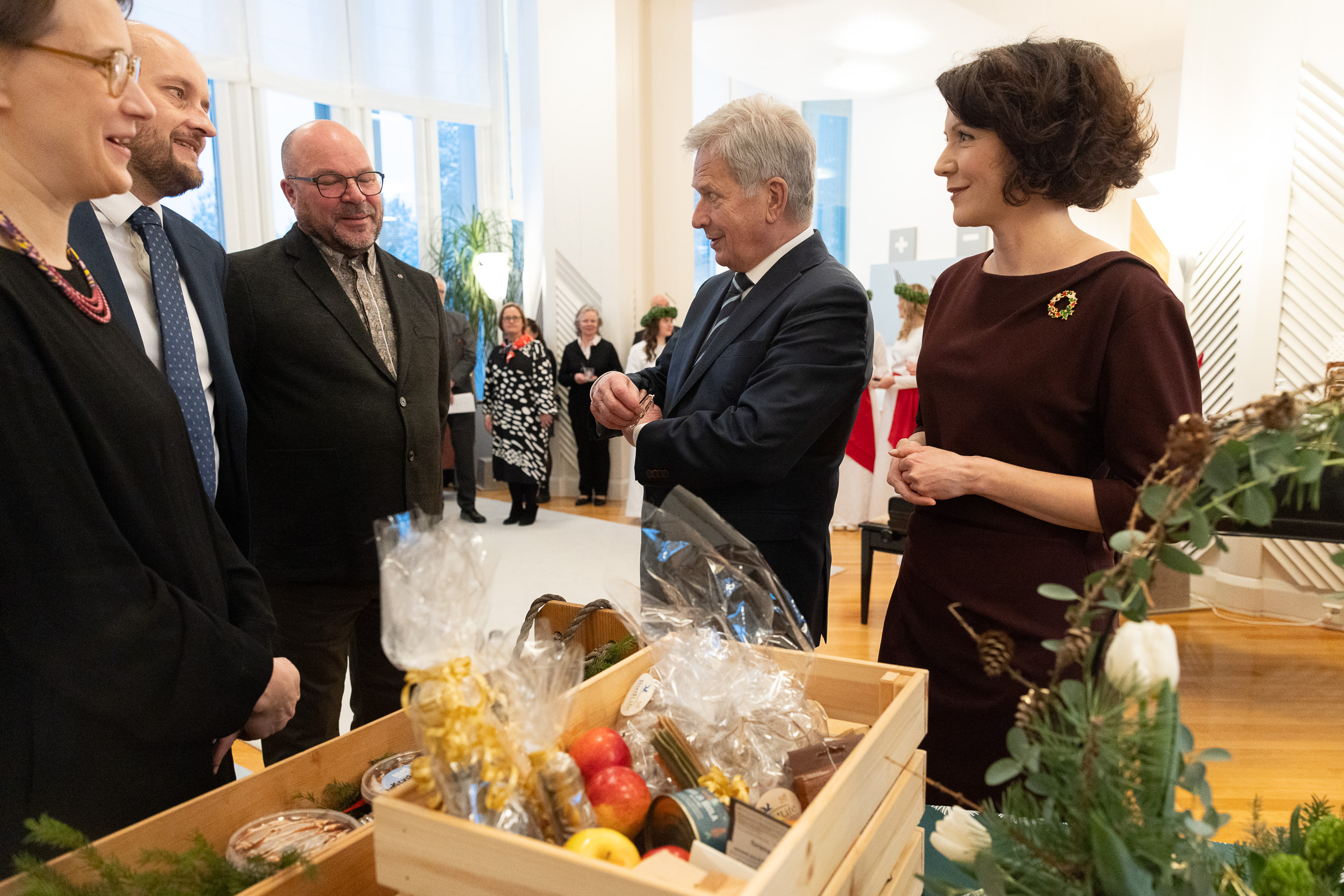 Representatives of animal welfare and conservation organisations presented the President and his spouse with a basket of vegan products from Finnish growers and producers. Photo: Matti Porre/Office of the President of the Republic of Finland
