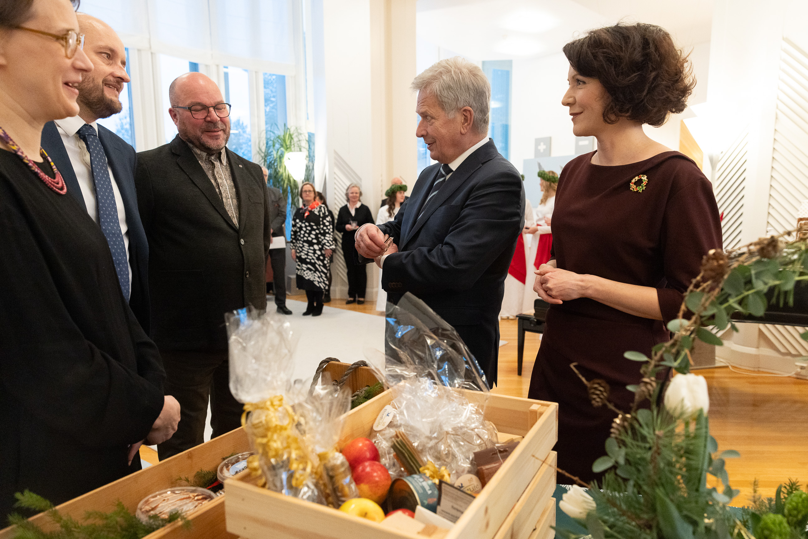 Eläin- ja luonnonsuojelujärjestöt luovuttivat presidenttiparille kasviskorin, joka sisälsi kotimaisten tuottajien ja tekijöiden vegaanisia tuotteita. Kuva: Matti Porre/Tasavallan presidentin kanslia