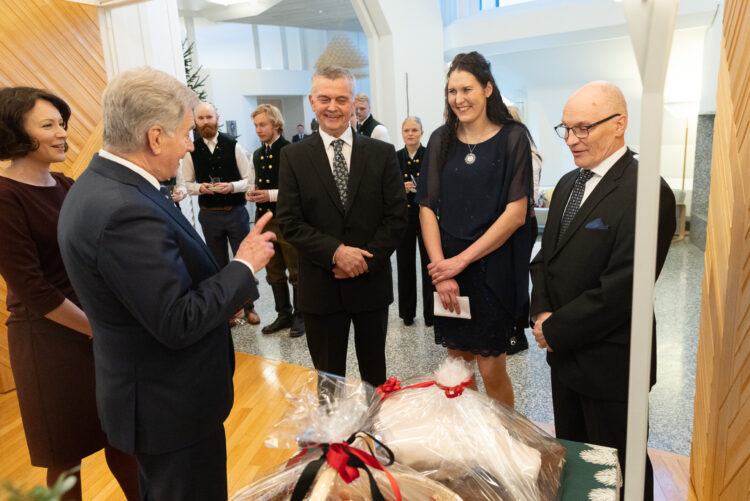 Maataloustuottajien Vehmaan yhdistys toi joulukinkun. Kuva: Matti Porre/Tasavallan presidentin kanslia
