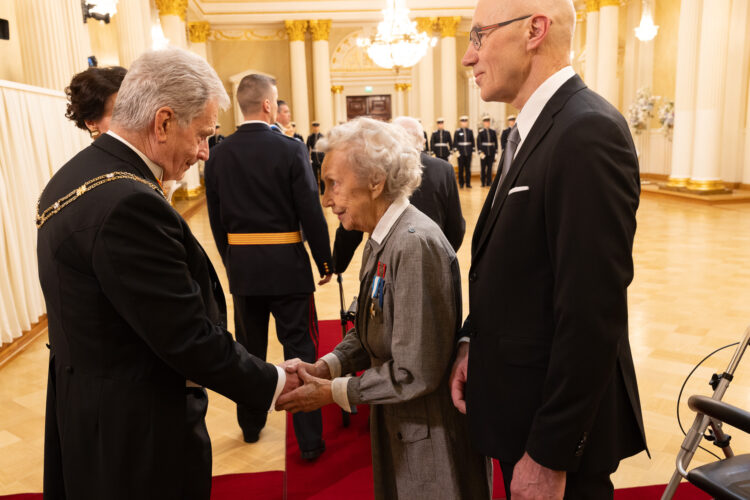 Presidentti Niinistö toivottaa lotta Alli Korvan tervetulleeksi itsenäisyyspäivän vastaanotolle. Kuva: Matti Porre/Tasavallan presidentin kanslia