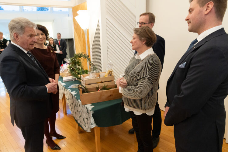 I år uppvaktade korpoborna presidentparet med inlagd vassbuk i stället för den traditionella julgäddan, då alla skärgårdsvikar redan är tillfrusna. Foto: Matti Porre/Republikens presidents kansli