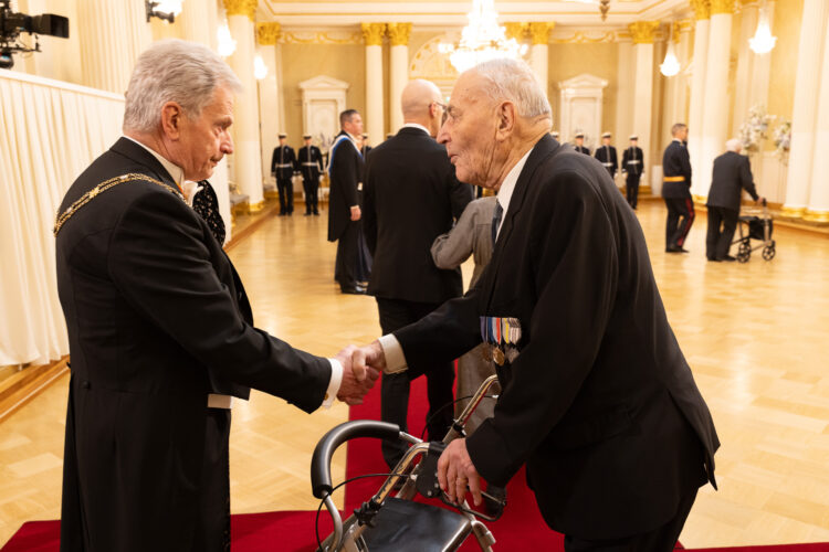The war veterans and members of the Lotta Svärd organisation entered the State Hall as the Jäger March was being played. Photo: Matti Porre/Office of the President of the Republic of Finland