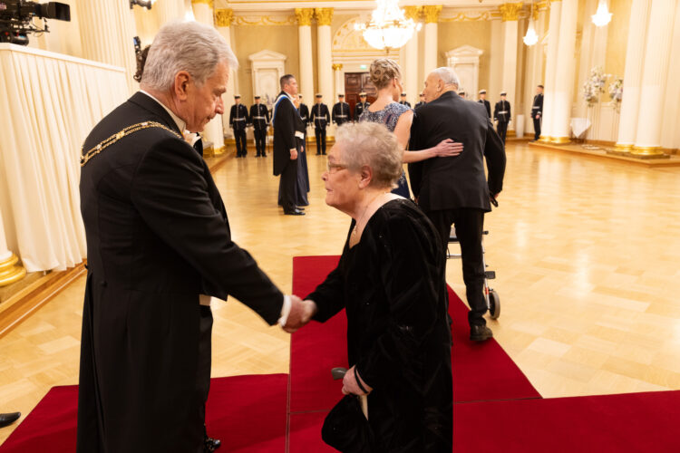 Veteranerna och lottorna anlände till Presidentens slott genom entrén på Norra Esplanaden till tonerna av Jägarmarschen. Foto: Matti Porre/Republikens presidents kansli