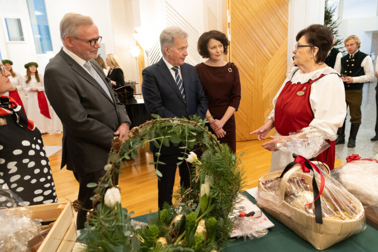 The Finnish Karelian League presented the presidential couple with Karelian pasties and other freshly baked savoury delicacies. Photo: Matti Porre/Office of the President of the Republic of Finland