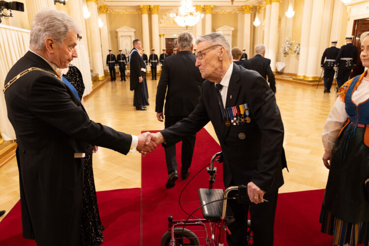 Veteranerna och lottorna anlände till Presidentens slott genom entrén på Norra Esplanaden till tonerna av Jägarmarschen. Foto: Matti Porre/Republikens presidents kansli