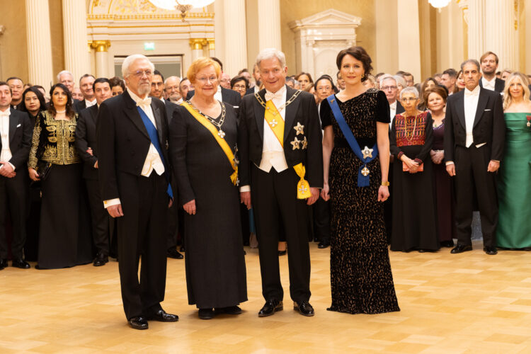 Tohtori Pentti Arajärvi, presidentti Tarja Halonen, tasavallan presidentti Sauli Niinistö ja puoliso Jenni Haukio kättelyjen päätyttyä Valtiosalissa. Kuva: Juhani Kandell/Tasavallan presidentin kanslia