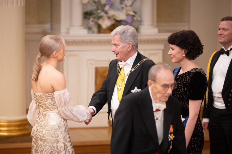 President Niinistö shaking hands with University of Jyväskylä doctoral researcher Henna Kokko. Photo: Roni Rekomaa/Office of the President of the Republic of Finland