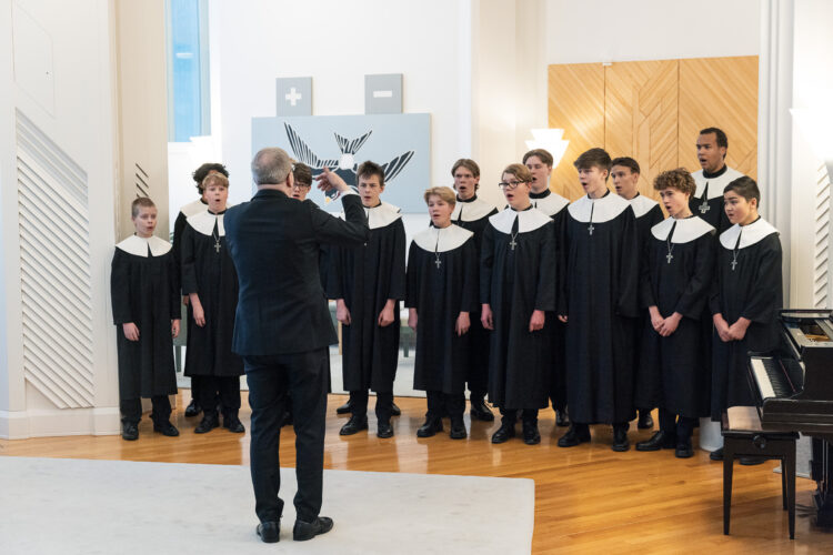 Gosskören Cantores Minores uppträdde med "Vardagssorgerna, glöm dem alla" tonsatt av Leevi Madetoja och "Stilla natt, heliga natt" av Franz Gruber. Foto: Matti Porre/Republikens presidents kansli