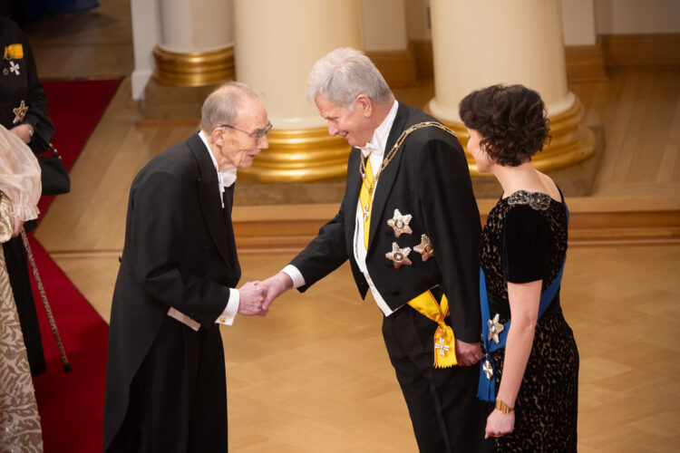 Arkiater Risto Pelkonen den första av gästerna på självständighetsdagsmottagningen 2023 som hälsade på presidentparet. Foto: Matti Porre/Republikens presidents kansli