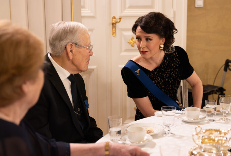 Jenni Haukio in discussion with war veteran Iisakki Saarnisto, 99, from Laihia in Ostrobothnia. Photo: Matti Porre/Office of the President of the Republic of Finland