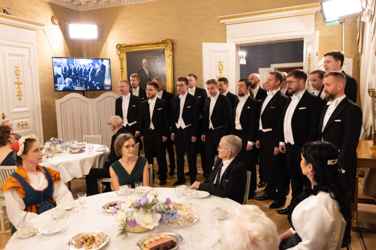 At the coffee reception, the YL Male Voice Choir performed the song To the Fatherland. Photo: Matti Porre/Office of the President of the Republic of Finland
